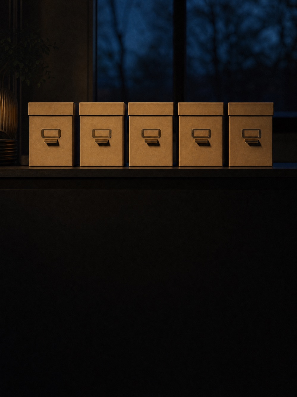 Fünf gleich große Archivkartons stehen in einer exakten Reihe auf einem dunklen Regalbrett, alle im selben Licht, keiner vor dem anderen.